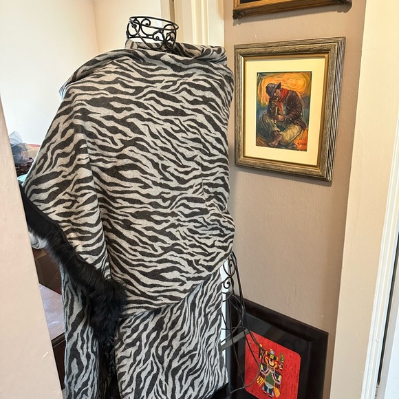 Fox Trim Animal Wrap - Picture 3 of 8